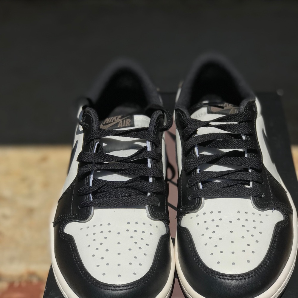 Air Jordan Retro 1 OG Low Mocha 
Size 8.5 & 9 - Picture 3 of 8